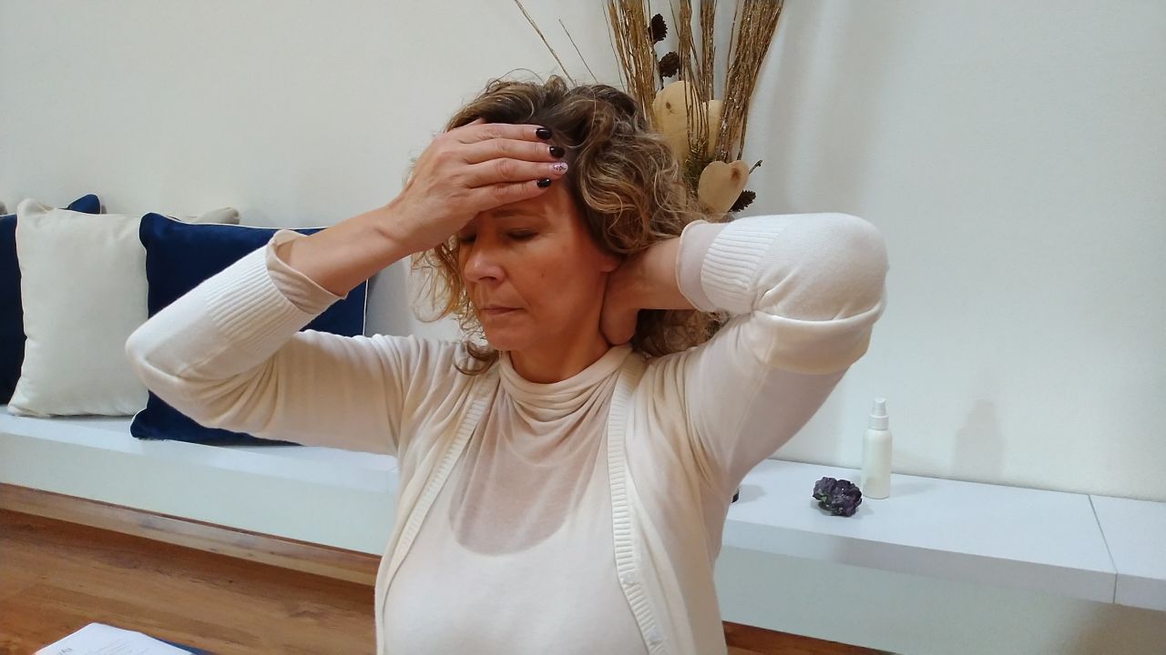 Maurilia Mastella mostra una posizione di autotrattamento Reiki