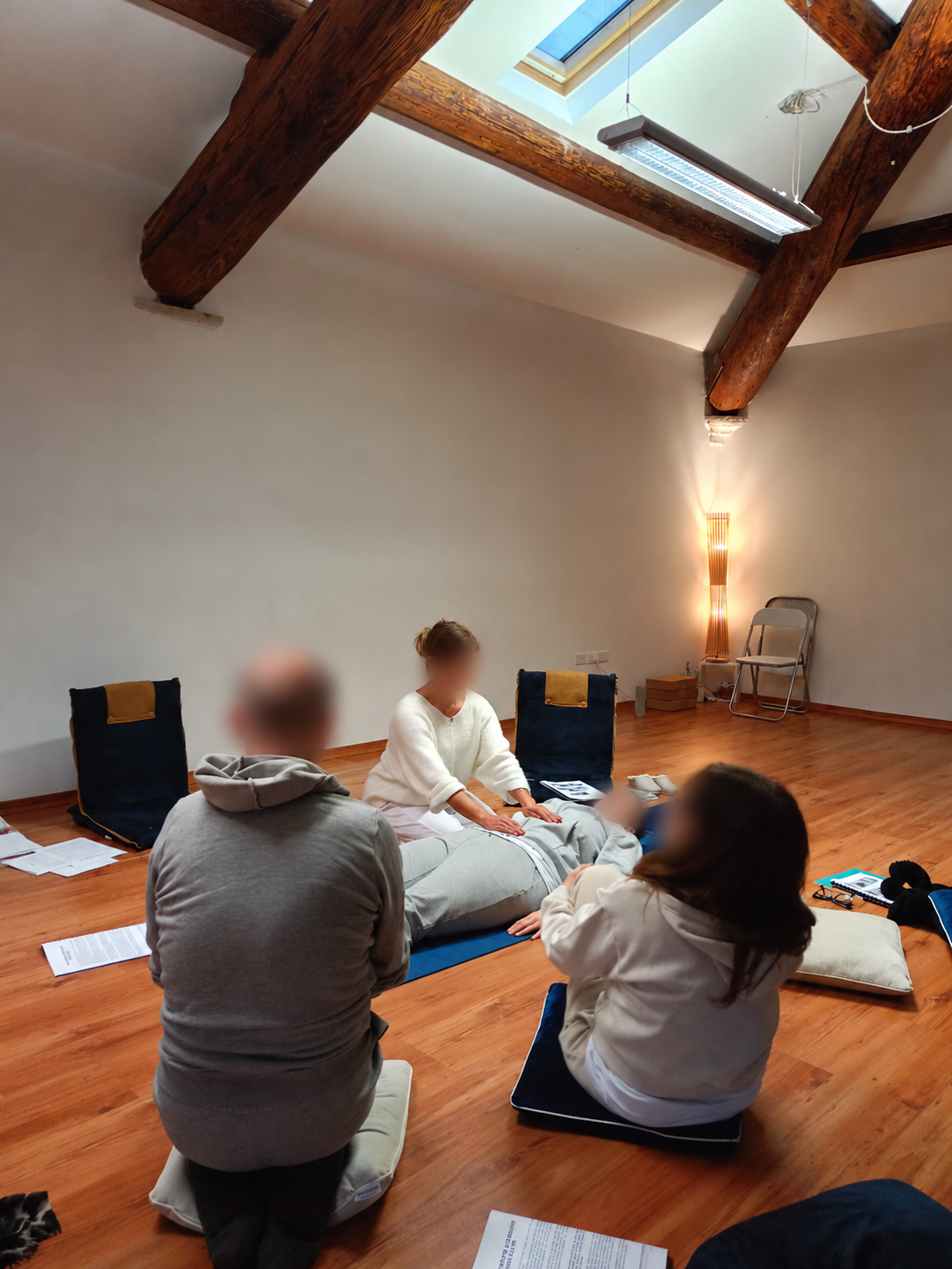 Un momento di pratica Reiki in gruppo, con i volti sfocati