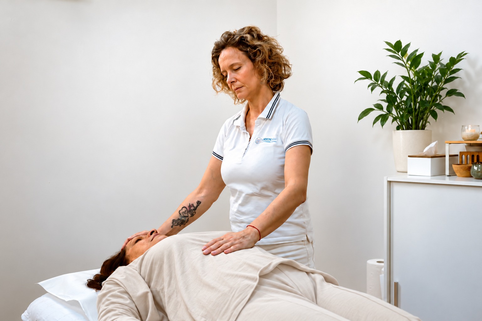 Maurilia durante una pratica Reiki, in un ambiente luminoso con una pianta verde